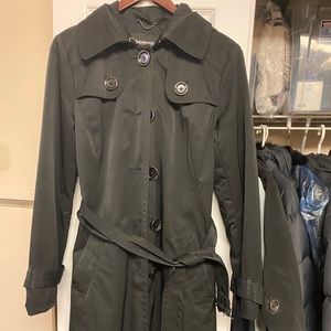 London Fog classic rain coat / trench. Water proof